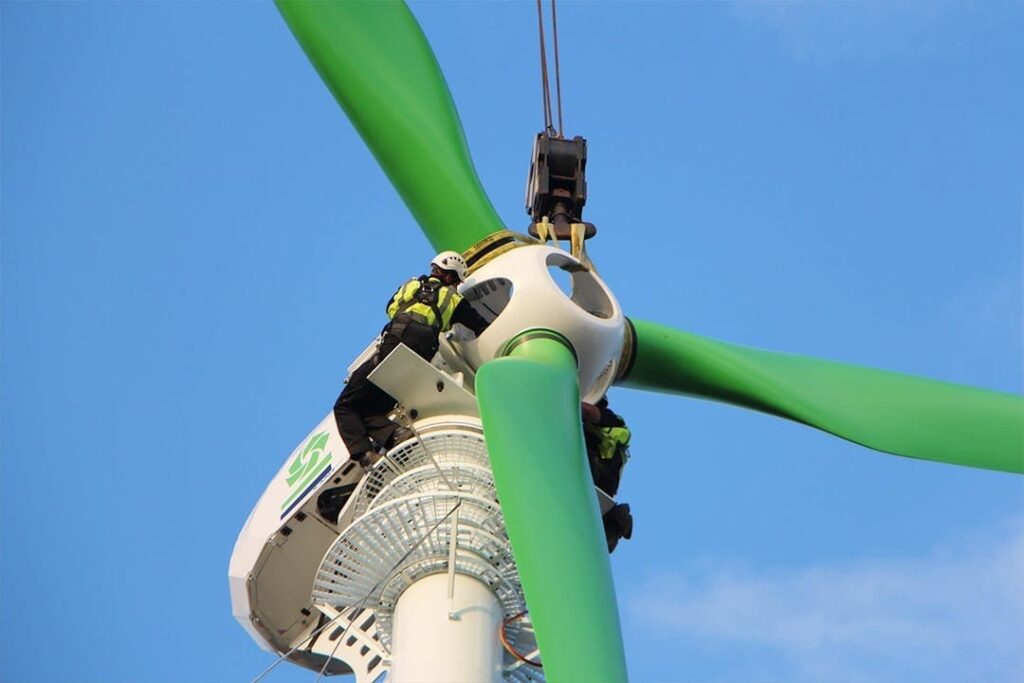 Mann repariert Turmfuß einer Windmühle aus nächster Nähe