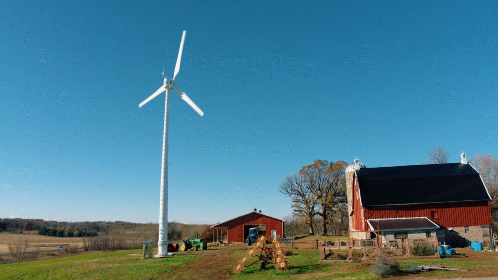 Windmühle auf Bauernhof mit Feldern im Hintergrund