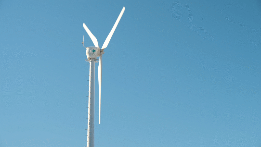Windmühle alleine stehend vor klarem Himmel